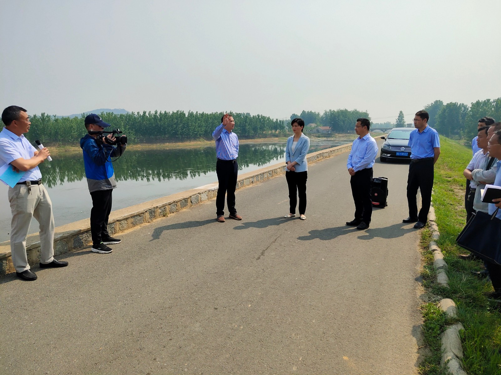 在邵部长的主持下,检查组对水库存在的问题进行提问,区水利局技术人员