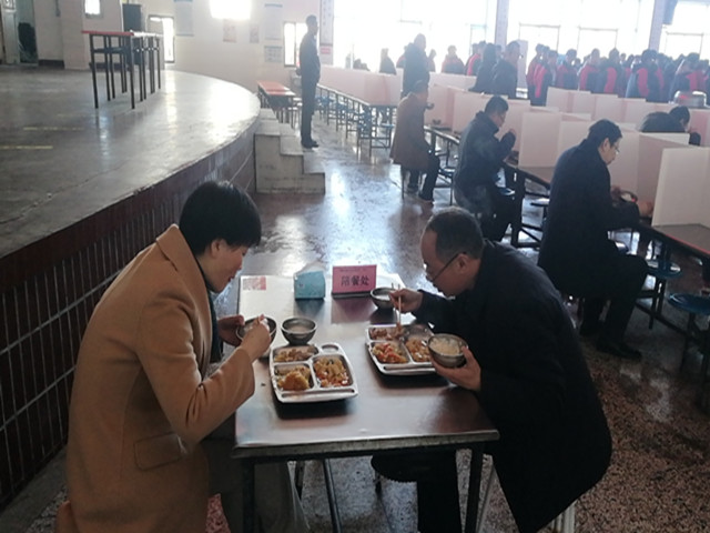 区教育局局长居潘娣到赣榆初级中学调研,全面了解学校食堂管理,师德