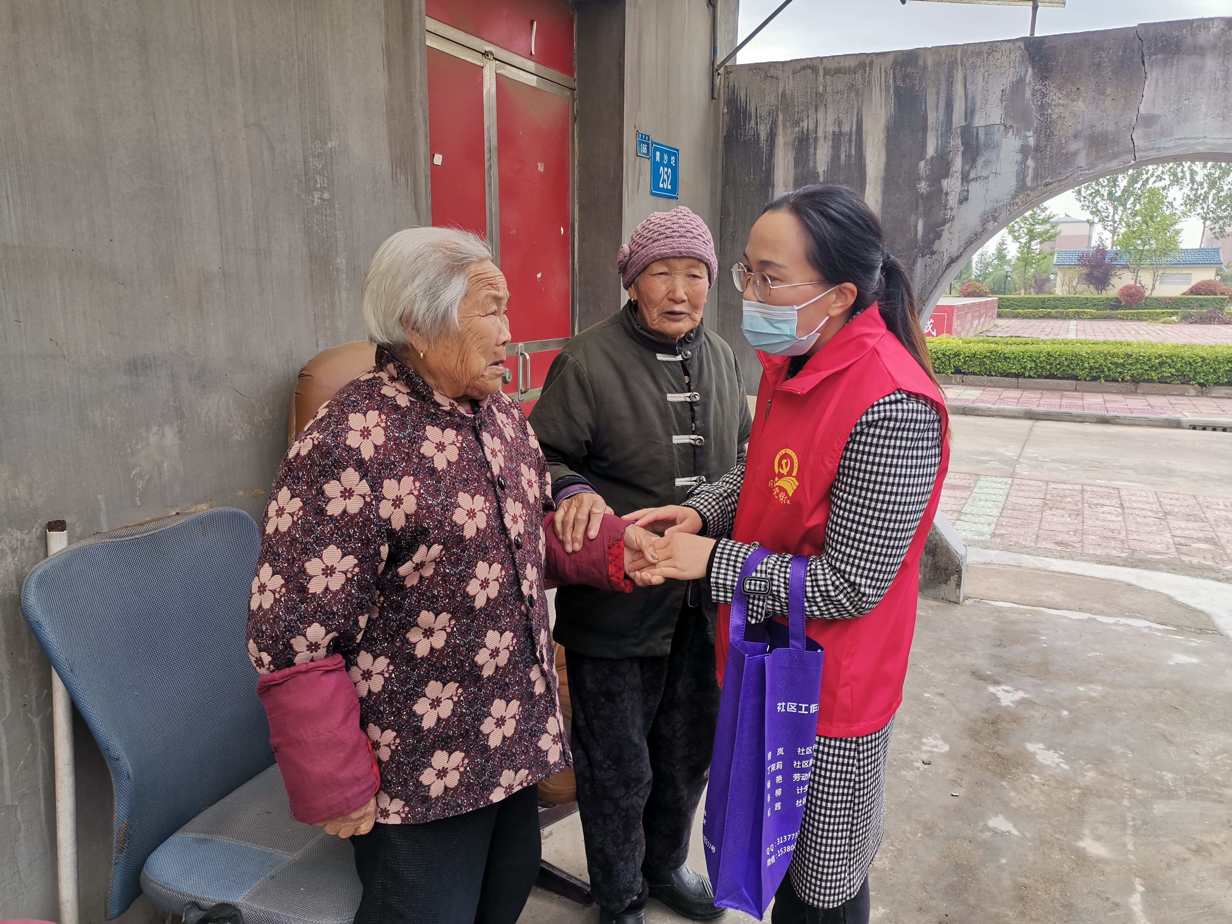 猴嘴街道黄沙坨社区走访入户开展防范养老诈骗专项宣传活动