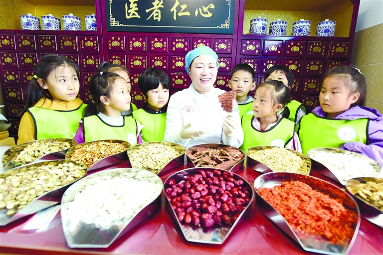 学习中医药知识 感受中国传统文化魅力.jpg