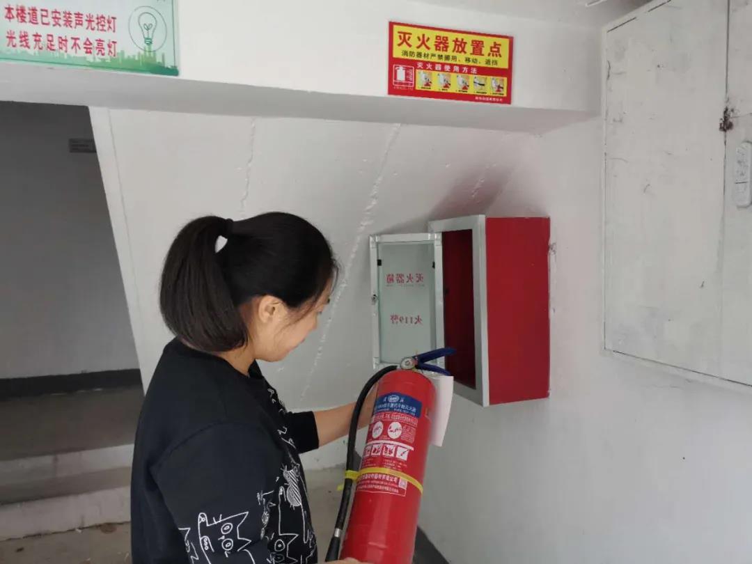 新南街道:建南社区开展楼道灭火器定期检查专项活动