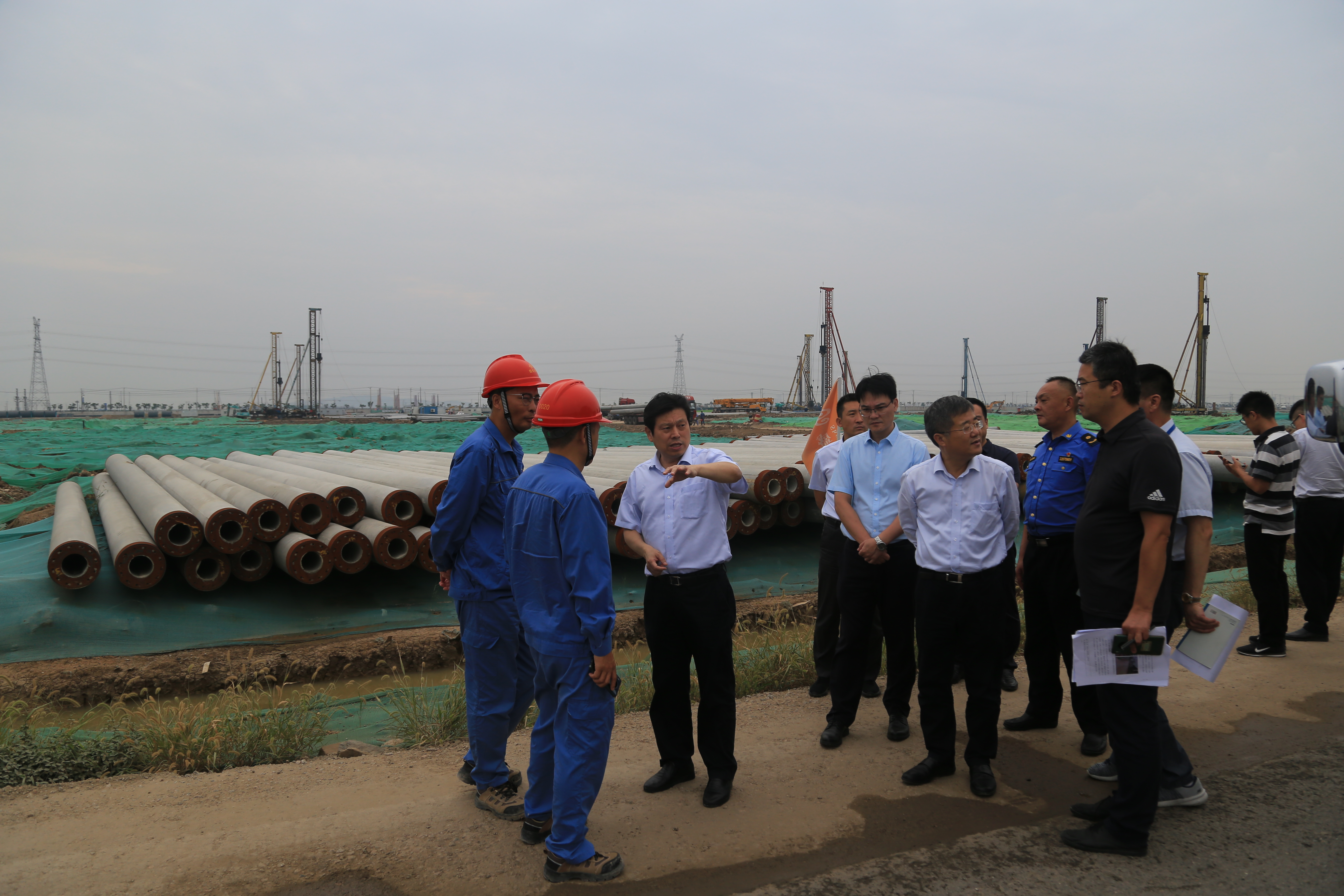 石海波检查文明城市创建及扬尘防治工作