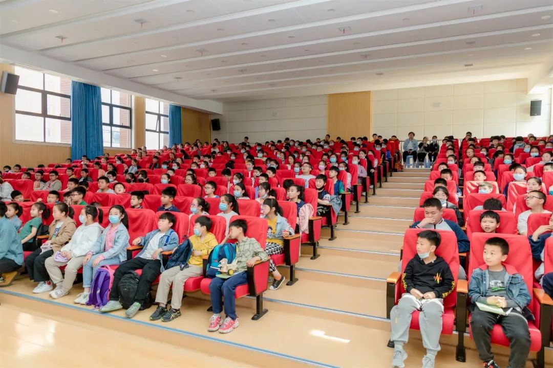 连云区人民法院刑庭干警走进海州湾小学开展"六一"普法宣传活动