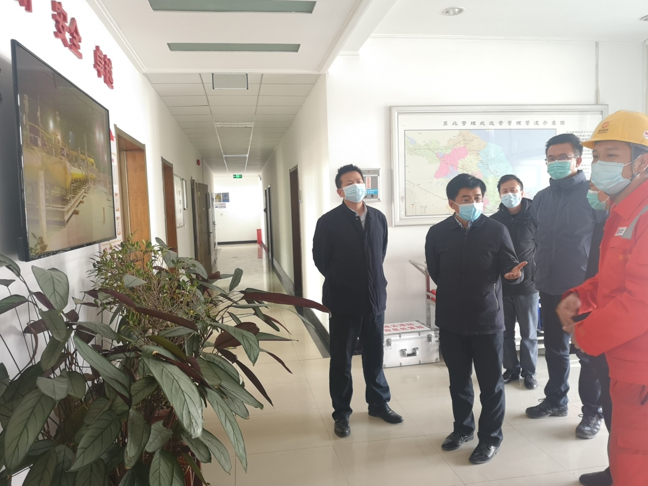 常务副区长朱伟哲先后检查了粮食仓储,长输天然气管道