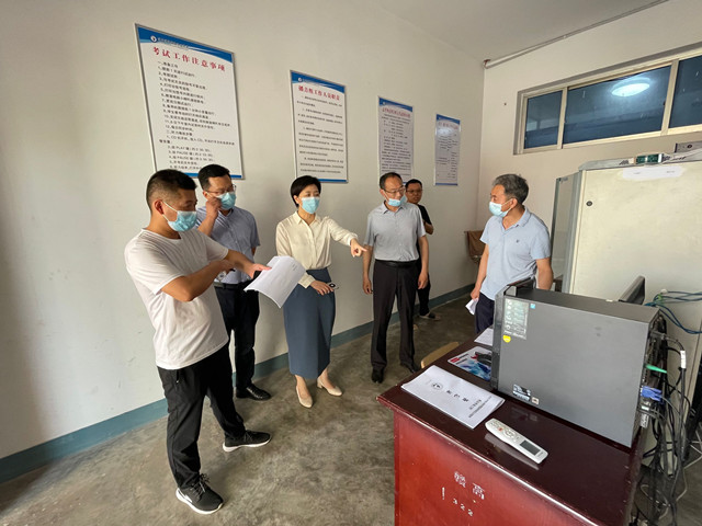 赣榆初级中学局长居潘娣检查我校高考考点准备工作