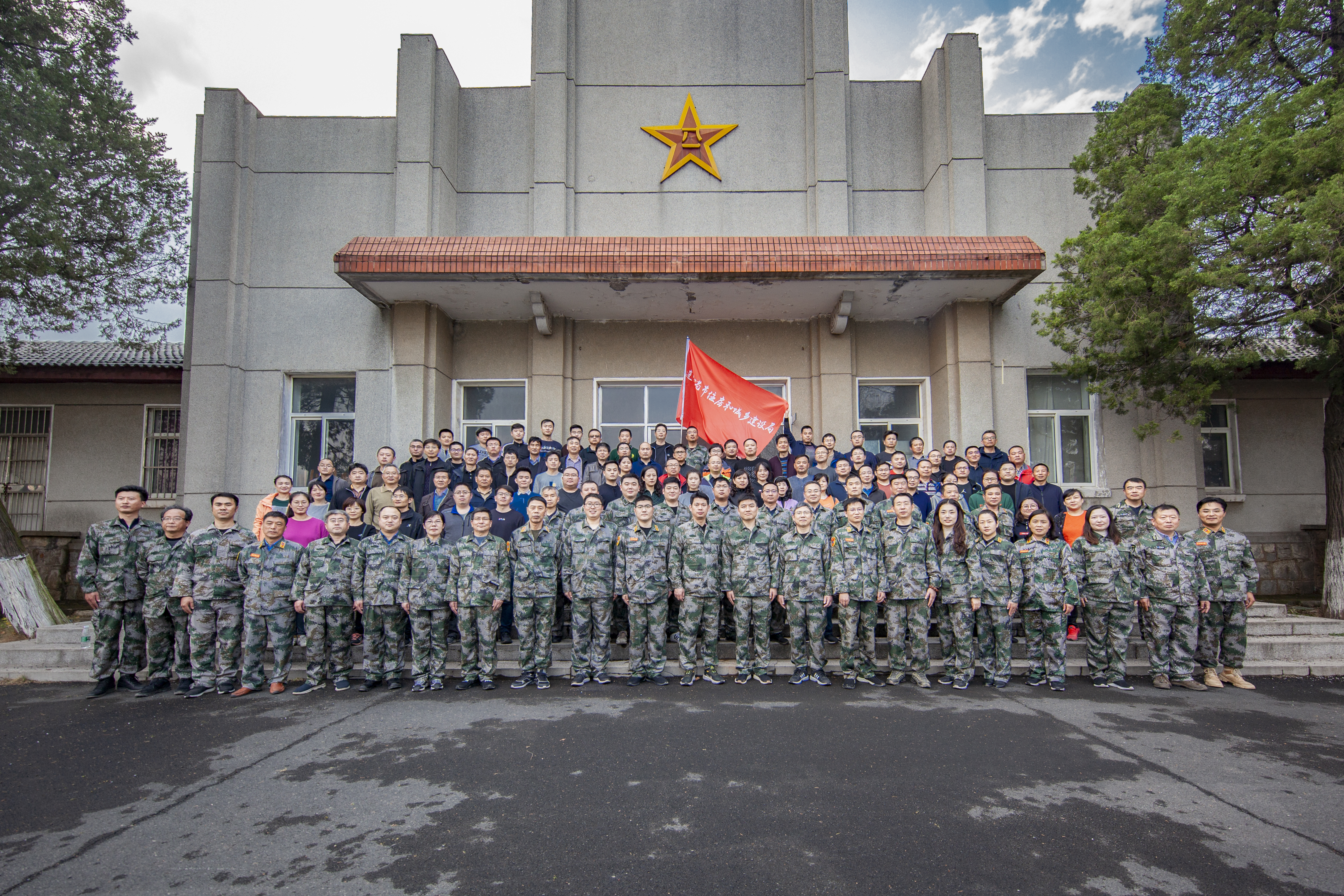 11月18日,市住建局组织机关及直属单位全体人员在连云港警备区民兵