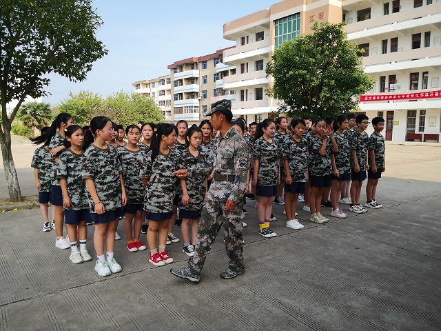 城西中学七年级新生军训正式开幕