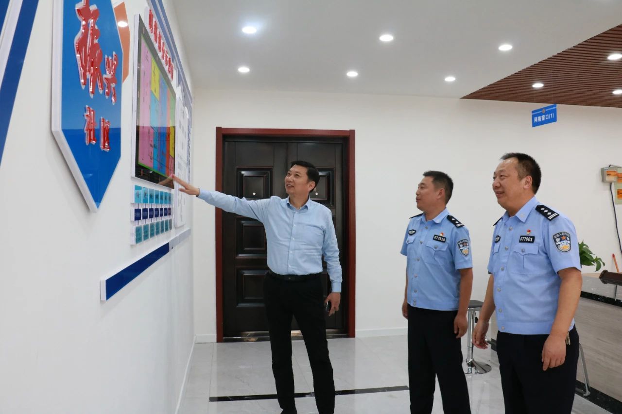 冯小宏赴振兴社区督导网格化社会治理工作