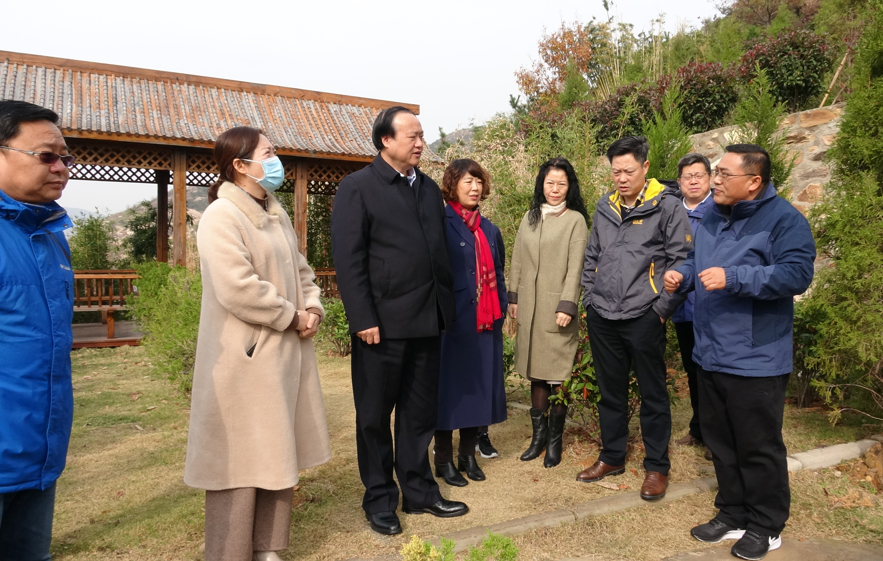 徐家保一行来景区调研小龙涧生态纪念林项目