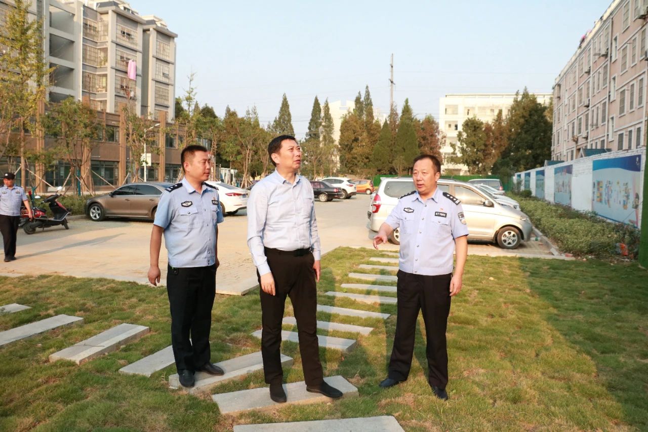 冯小宏赴振兴社区督导网格化社会治理工作