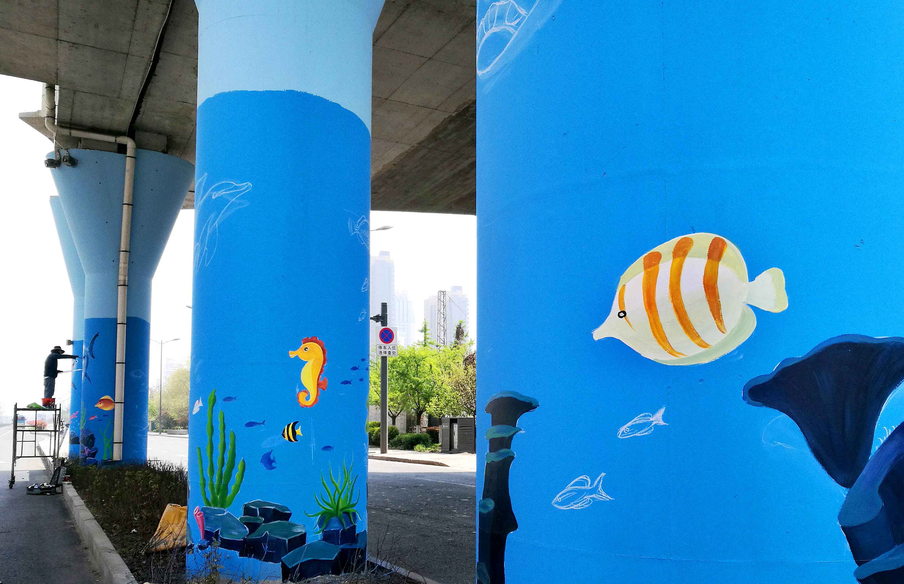 彩绘桥墩成新景