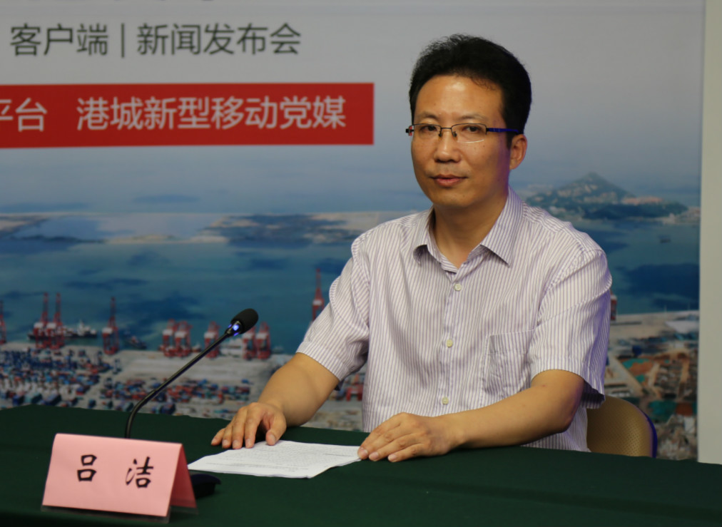 市委宣传部常务副部长,大会筹备组宣传组组长王修杰主持新闻发布会.